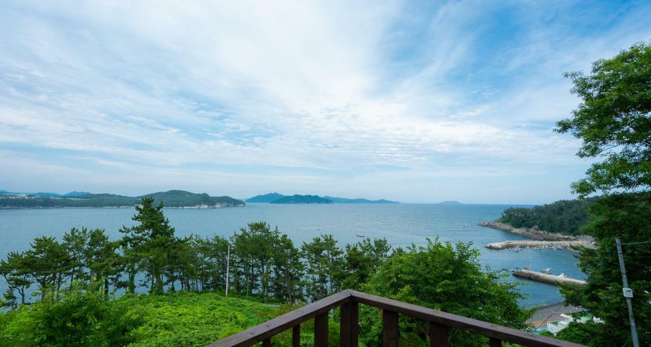 Country House Exclamation Mark & Comma Namhae Exterior photo